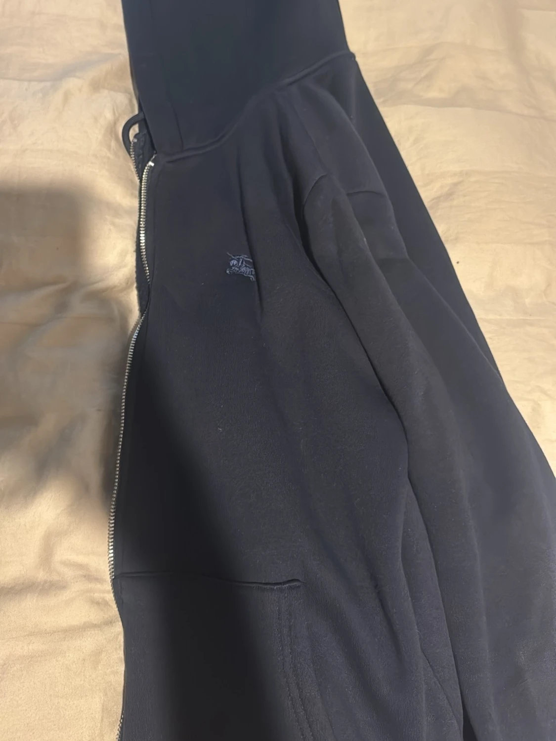Svart hoodie med dragkedja - 1