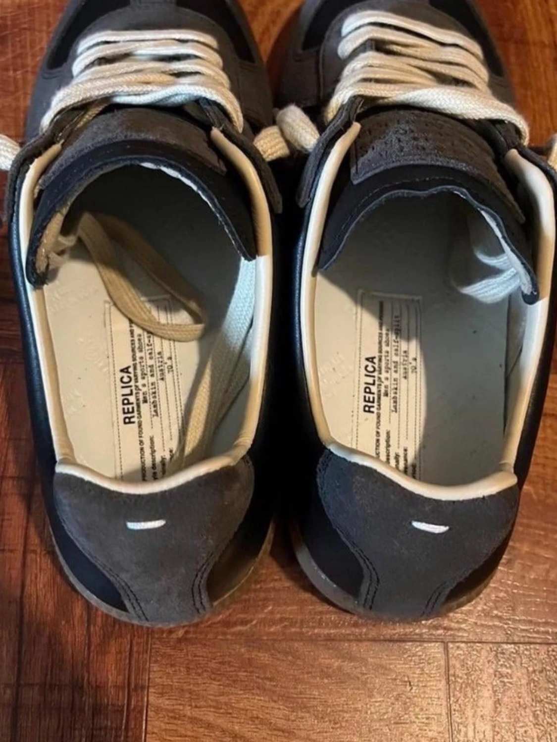 Svarta sneakers med vita detaljer - 1