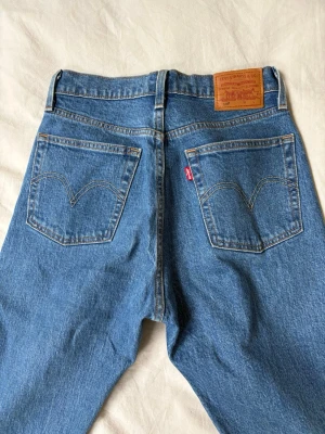 Levi’s 501 jeans blå  - Levi’s jeans blå, med knappar. 501 W31 L69. Mycket bra skick. Pris kan diskuteras. Insta,TikTok & vinted: Melioraofficials 