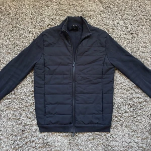Svart cardiganjacka från Massimo Dutti - Säljer denna riktigt feta Massimo Dutti cardigan Skick 9/10 , Storlek M passar M/S . Hör gärna av er vid frågor!⭐️