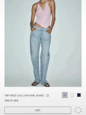 Lågmidjade jeans  - Säljer ett par ljusblå jeans med låg midja från Zara då de nu är för små för mig. De är lite slitna längst ner då de va för långa för mig
