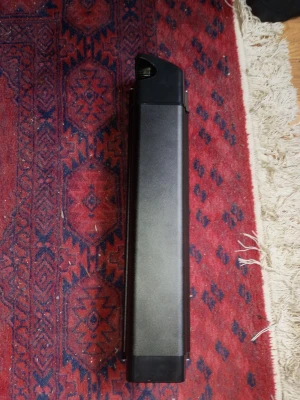 Svart elcykelbatteri ecoride 36V 20Ah - Säljer ett svart elcykelbatteri med litiumjon-teknik, 36V och 20Ah kapacitet. Batteriet har en avlång form och tydliga etiketter med specifikationer. Passar till elcyklar och laddas enkelt via kontakt på ovansidan. Laddare medföljer och även 2 nycklar till batterilåset. Batteriet är i nyskick!