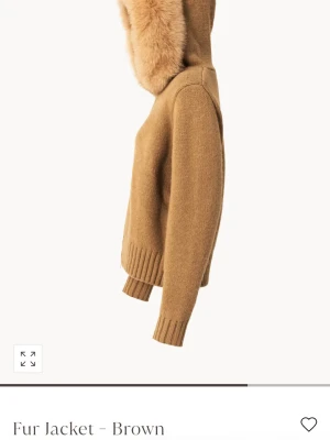 Alessa Brun stickad hoodie med äktapäls - Bara använt tre gånger sitter perfekt Mysig brun stickad tröja med huva och fluffig fuskpäls runt huvan. Tröjan har ribbade muddar vid ärmslut och nederkant, perfekt för kyliga dagar. Snygg och trendig modell som håller dig varm och stylish.