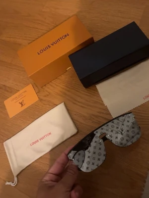L.v solglasögon med tillbehör - Nya med box o allt dm vid intresse