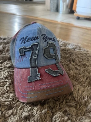 Y2K keps - Tjenare! Säljer min y2k keps som knappast har använts, den är i ny skick och sitter suveränt. Skriv om du har ett bud eller frågor om kepsen 👍