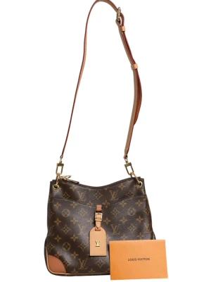 Louis Vuitton Monogram axelväska - VARUKLASS: B+ EXTERIÖR KVALITET: Lätt mörkfärgning på canvas/läder, Hörnen har retuscherats professionellt, Mindre slitage överallt INTERIÖR KVALITET: Mindre slitage överallt TILLBEHÖR: Axelrem FÄRG: Brun 25cm