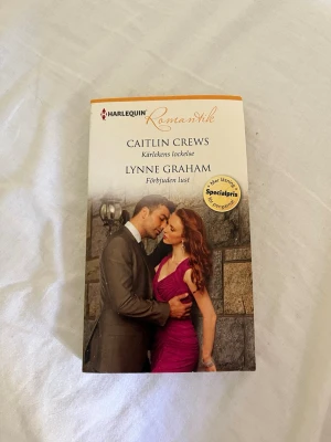 Romanpaket: Kärlekens lockelse & Förbjuden lust - En romantisk pocketbok från Harlequin med två berättelser: 'Kärlekens lockelse' av Caitlin Crews och 'Förbjuden lust' av Lynne Graham. Omslaget visar ett passionerat par, och boken har vita och orange detaljer. Perfekt för dig som gillar romantik och drama.