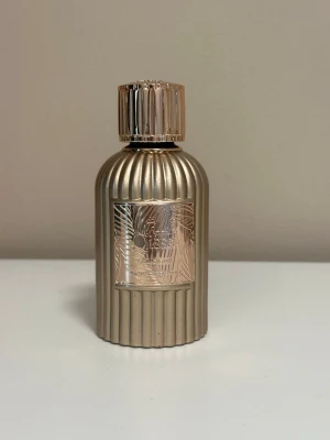 Paris Corner - Qissa Delicious 100ml - Paris Corner - Qissa Delicious 100ml! Vårig/somrig parfym, en flourmand (blommig o gourmand), har en fräschhet i sig. Den är superfin i doften!😍 Stått mörkt o svalt! Har la använt ca 80% av den! 