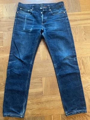A.P.C selvedge jeans  - A.P.C selvedge jeans med massa unika fades och slitningar fram och bak // storlek 30