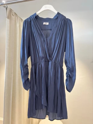 Blå omlottklänning Zadig & Voltaire - Snygg blå omlottklänning från Zadig & Voltaire med v-ringning och långa ärmar. Finns på Vesna W, Linnégatan 26 Stockholm. Men kan även skickas!