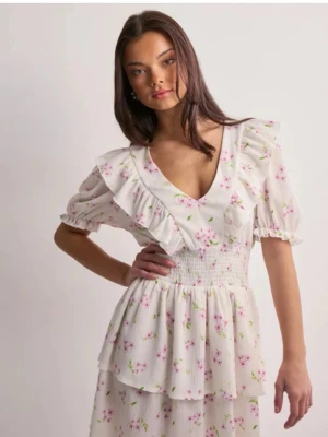 Smock frill Dress - Söt klänning som jag har använt en gång så därför är skicket som nytt. Priset går att diskutera 