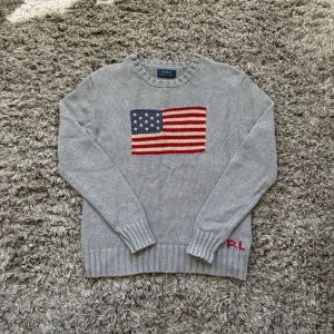 Ralph lauren stickad usa tröja ( NY ) - Säljer denna rikigt feta RL flag sweater!⭐️Storlek L barn men passar XS!🤝 Skick : Provad 1 gång!🙌 Hör gärna av er om ni har funderingar!👍