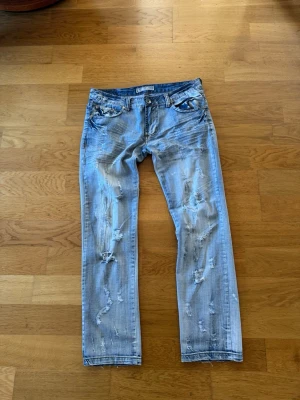 Archive Jeans - Säljer dessa sjukt feta brallor från okänt märke, riktigt sköna fades och slitningar. Storlek 34/36