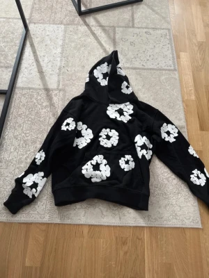 Svart denim tears hoodie - Säljer min nya denim tears hoodie som passar perfekt till vardagliga sammanhang men även till finare ställen. Riktigt fin och bekväm så passa på. I storlek M