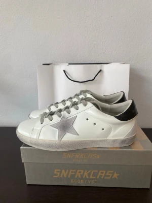 Golden goose 43 - Snygga vita sneakers från golden goose. Skorna är i väldigt fint skick och har knappt används. Skorna är i storlek 43 men passar folk me strl 42. Skriv vid frågor, pris kan diskuteras.