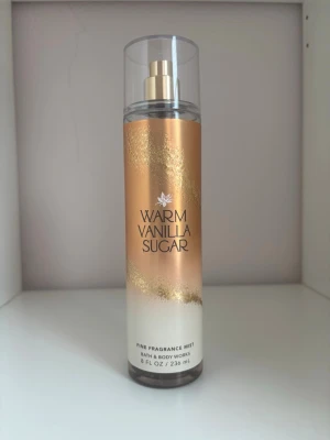 Bath & Body Works body mist - Warm Vanilla Sugar body mist från Bath & Body Works. Använd endast en gång så den är nästan som ny💛