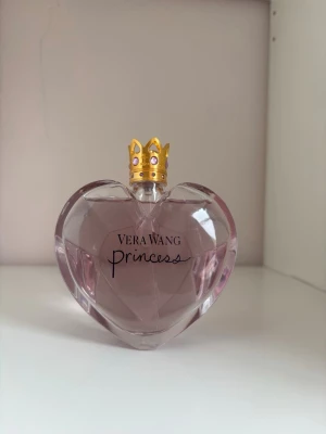 Vera Wang princess parfym - Vera Wang princess parfym 100 ml. Endast sprayad några få gånger💜