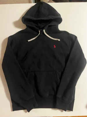 Ralph lauren hoodie svart S s - Riktigt snygg och eftertraktad Ralph lauren hoodie. fint skick inga fel storlek S kan ta mått vid behov. Endast 450 ej hugget i sten kom gärna med frågor och prisförslag har även mycket mer liknande i min profil alla storlekar kolla gärna stor rabatt vid köp av flera 😁✌️