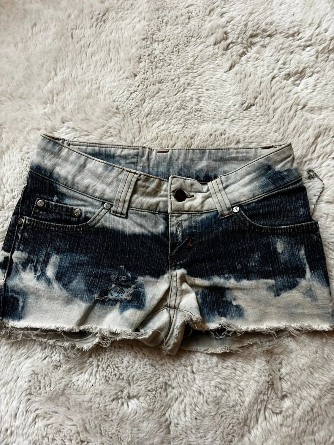 Blåvit denimshorts med fransig kant - 2
