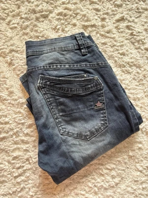 Mörkblå Jeans - Unika jeans från Buena Vista. Mått finns med på bilderna💕 Hör av dig vid funderingar 