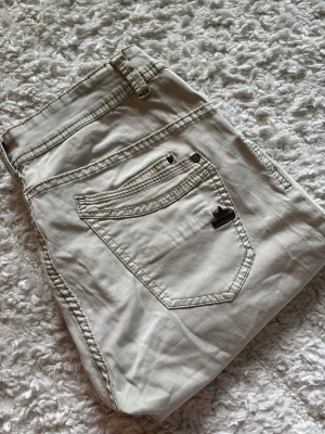 Beige raka jeans med slitningar - Snygga jeans från Buena Vista. Mått finns på bilderna. Hör av dig vid funderingar 💕
