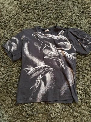T-shirt svart med delfiner - Svart T-shirt med delfiner 100% bomull 