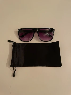 R@yban liknande solglasögon - Tjena! Säljer nu dessa feta solglasögonen. Dem är nästan identiska med Rayban, form, färg och kvalité. Enda skillnaden är att dessa inte har någon Rayban logga, vilket är det man betalar för annars. Skicka ett pm vid intresse, skicka bud.