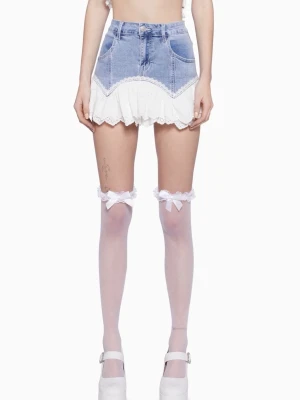 Jeanskjol med volang och spetsdetalj - Supersöt kort jeanskjol i ljusblå denim med vit volangkant och spetsdetaljer. Kjolen har klassiska jeansfickor och bälteshällor, samt en unik design med romantisk känsla. Perfekt för dig som vill sticka ut med en lekfull och trendig look.