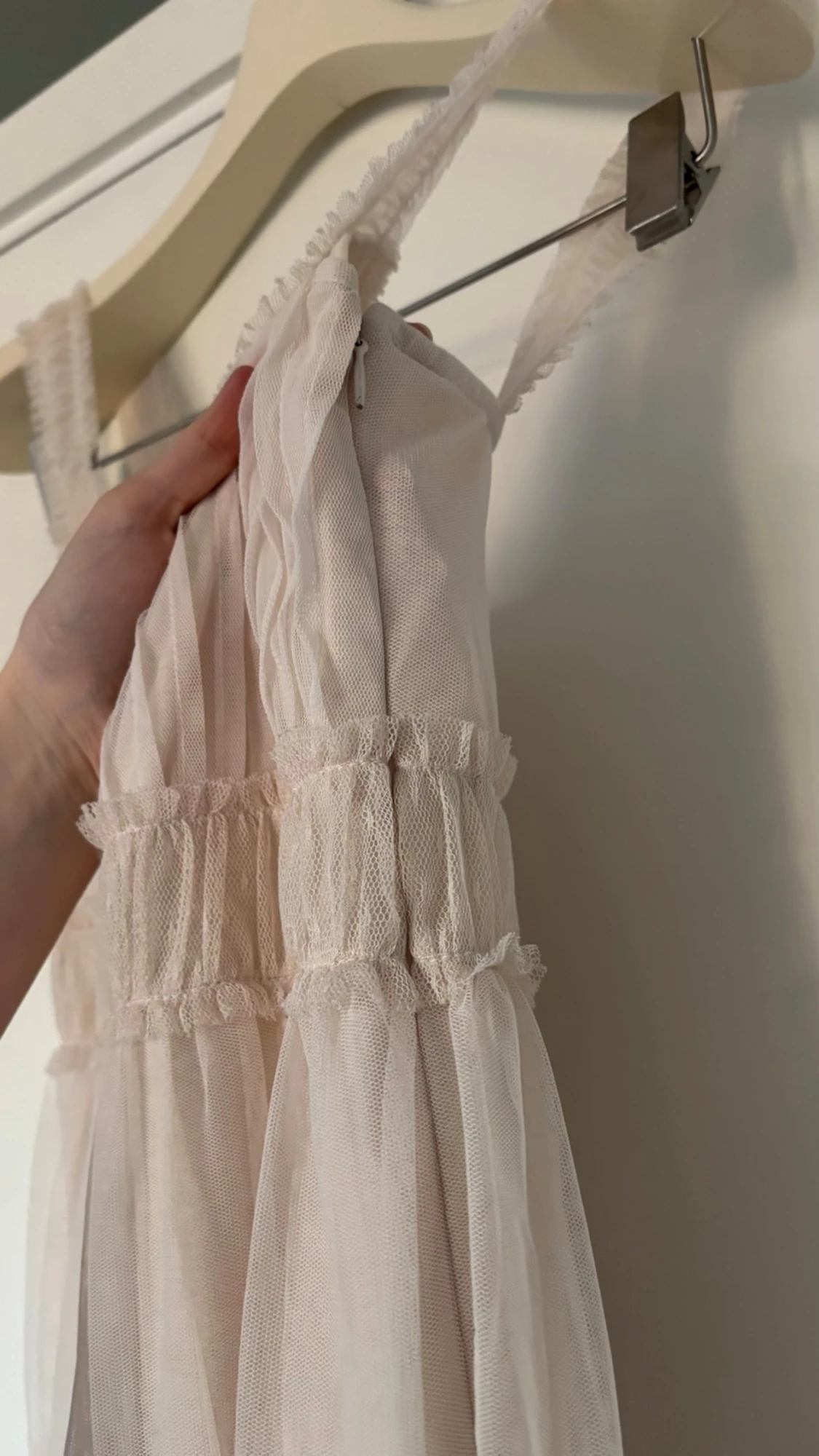 Ljus volangklänning - studentklänning  - 5