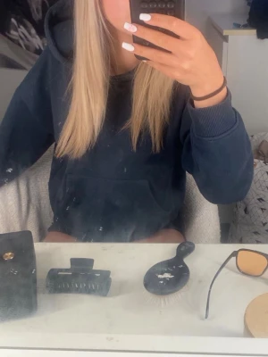 Mörkblå hoodie från 157, XS - Mysig mörkblå hoodie från 157 i storlek XS. Klassisk modell med huva och magficka, ribbade muddar vid ärmslut och nederkant. Perfekt för chill dagar och enkel att matcha med jeans eller mjukisbyxor.