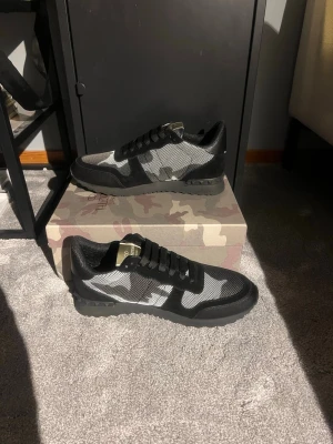 Valentino Rockrunners  - Svarta Valentino Rockrunners| Knappt använda| Storlek 43|bra sick hör av er om ni är intresserad:)!