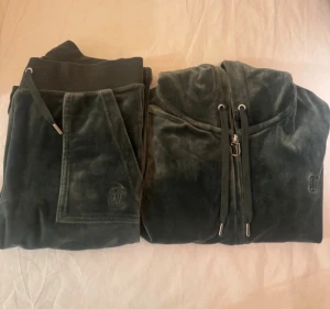 Juice couture - Juicy couture dress i färgen dark moss som inte längre finns att köpa! Varsamt använda i fint skick. Nypris för setet är 3500kr💕 storlek XS.