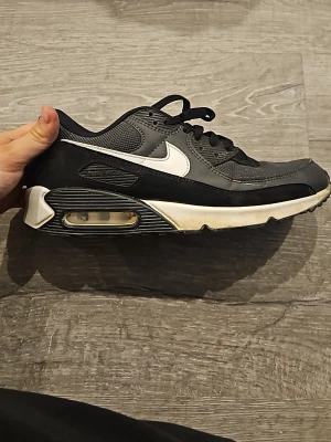 Nike air max 90 - Nike air max 90, Halv år gammla, jätte bra skick, storlek 44.5 som motsvarar 28.5cm, nypris 1700.