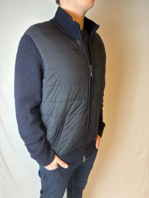 Gran sasso cardigan  - Gran sasso cardigan i 100 ull i storlek 54 vilket motsvarar L. Har 0 täcken på användning