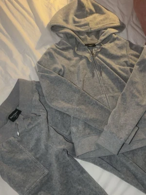 Set från Juicy Couture - Storlek XXS på båda. Mysigt loungewear-set från Juicy Couture 