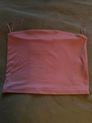 Bandeau topp - Säljer en bandeau topp i färgen roa från newyorker har inte använts alls // nytt pris 80 kr 🩷
