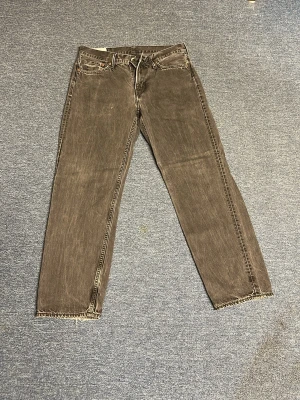 Grå relaxed fit jeans från H&M - Säljer ett par grå jeans från H&M med relaxed fit. Jeansen har raka ben, fem fickor och råa kanter vid bensluten för en avslappnad vibe. Perfekta för dig som gillar en loose och bekväm stil. Hål i fickan, enkelt att sy men inte haft tid