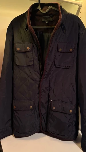 Mörkblå quiltad Field Jacket  - Snygg mörkblå quiltad Field jacket med manchester krage från Pour. Storlek S, Skick 8/10!