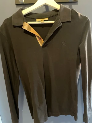 Svart långärmad Burberry Piké, Storlek S - Bra skick. Storlek S. 