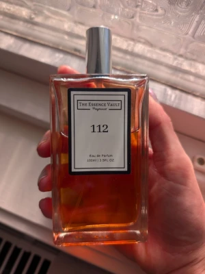 The Essence Vault 112 Eau de Parfum - 100ml. Inspirerad av Love don't be shy. Har haft essnce version av Love don't be shy och tycker att denna är otroligt mycket bättre i hållbarhet och styrka. Rekommenderar! Använd men nästan helt full. Kan skicka bättre bild vid intresse. Kolla gärna min profil, jag har fler parfymer. 