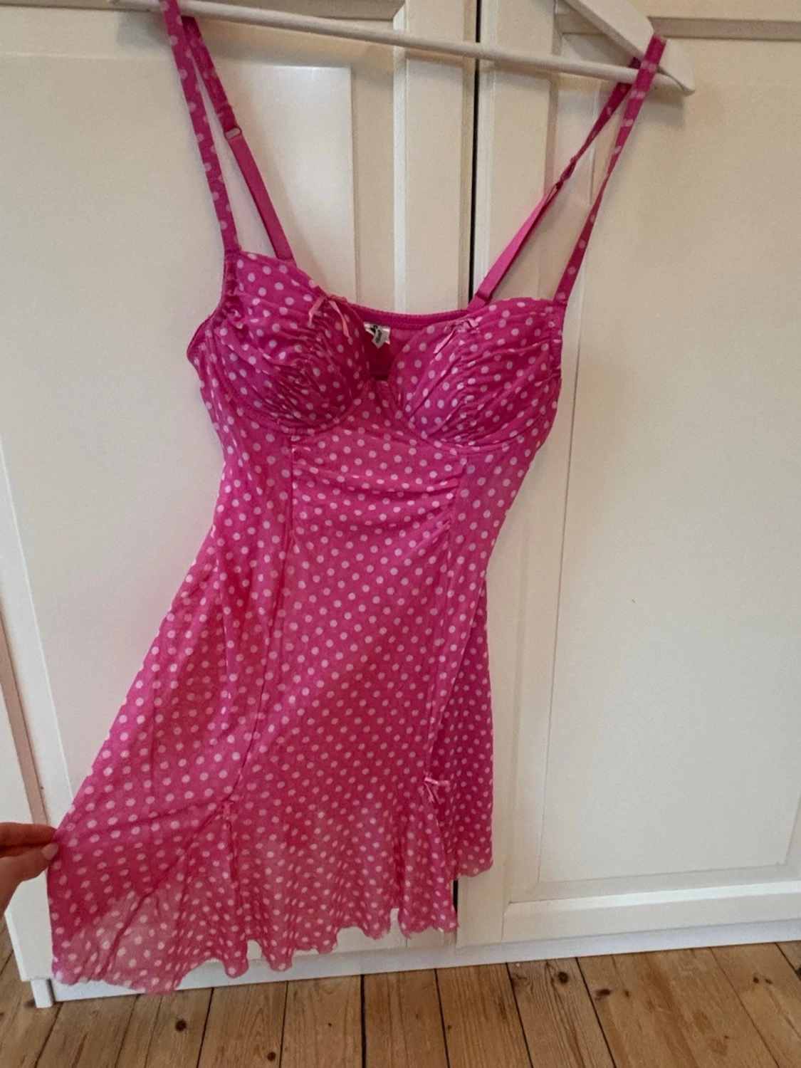 Rosa prickig klänning  - 1