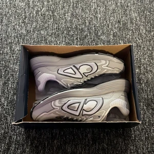 . - Snygga grå sneakers, Helt nya