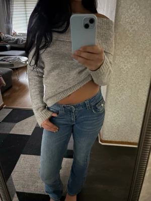 Gina tricot young blåa low waist jeans  - Säljer ett par blåa low waist jeans från Gina young storlek 170, använder ej längre. Använda ca 5 ggr, inga skador.