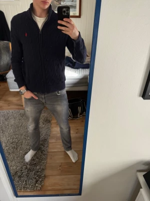 Ralph Lauren zip tröja - Snygg mörkblåRalph Lauren stickad zip tröja | Kanon skick | Modellen på bilden är 182 och väger 70 kg | P071