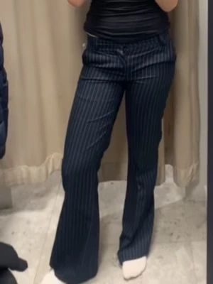 Kostymbyxa  - Blå/vita kostymbyxor från Gina, låg midja💗