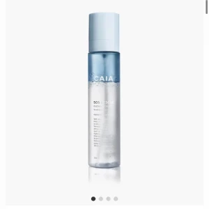 CAIA SOS Rescue Glowing Face Mist - Fräsch face mist från CAIA i en snygg genomskinlig flaska med ljusblått lock. Perfekt för att ge huden glow och återfuktning under dagen. Enkel att spraya på och ger en uppfriskande känsla. Passar att ha med i väskan för snabb uppfräschning. Testad en gång🤍