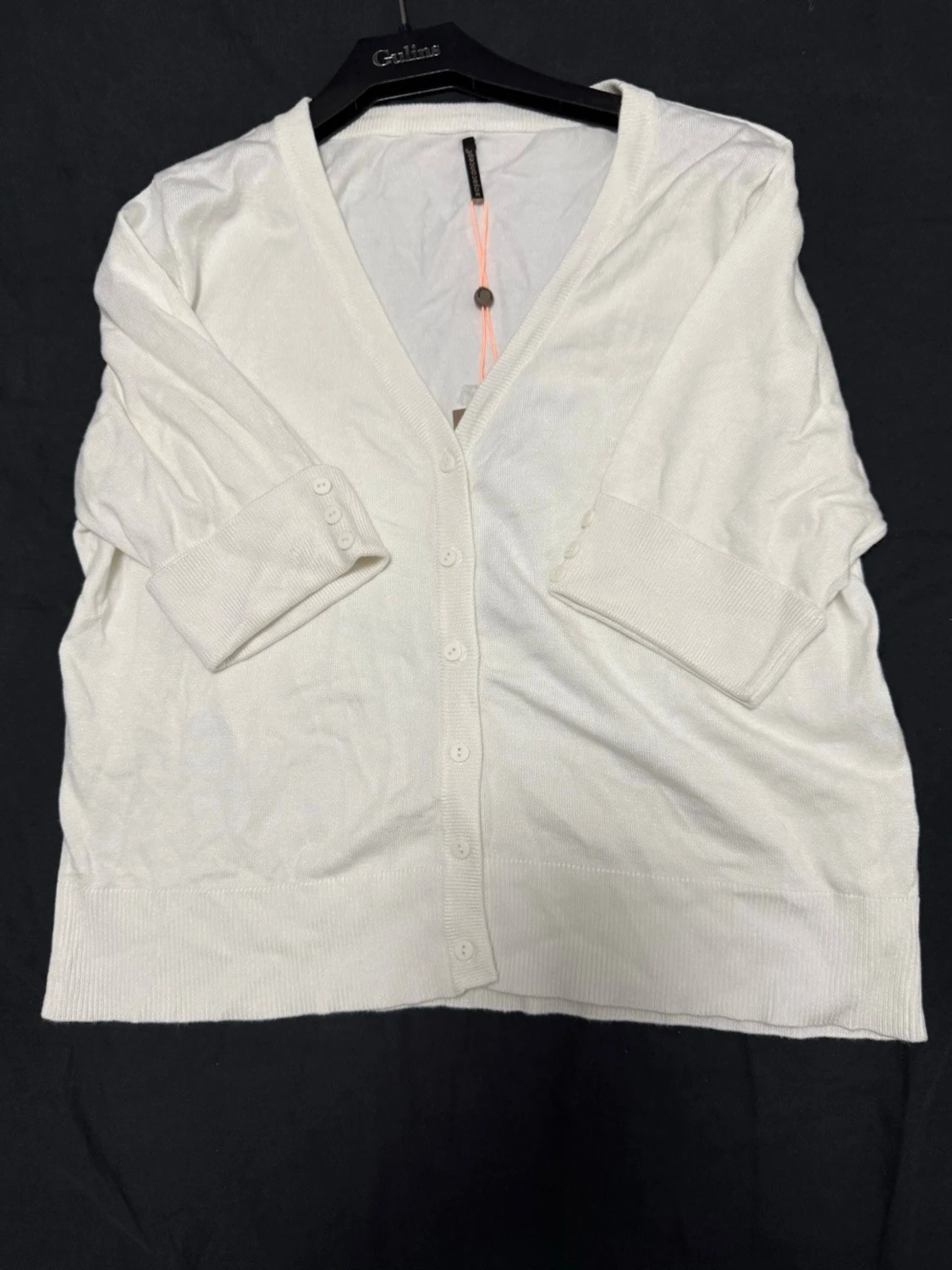 Vit kofta med knappar och v-ringning - 2