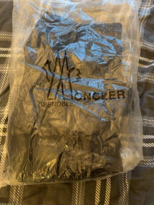 Moncler Cardigan - Hej! Säljer min Moncler cardigan som är helt ny aldrig använt. Jag gillade inte den därför säljer jag den. Det är storlek S på den och allt funkar med den. Nfc funkar samt allt följer med såsom Moncler påsen. !!! PRISET ÄR INTE FAST DET GÅR ATT DISKUTERA !!!