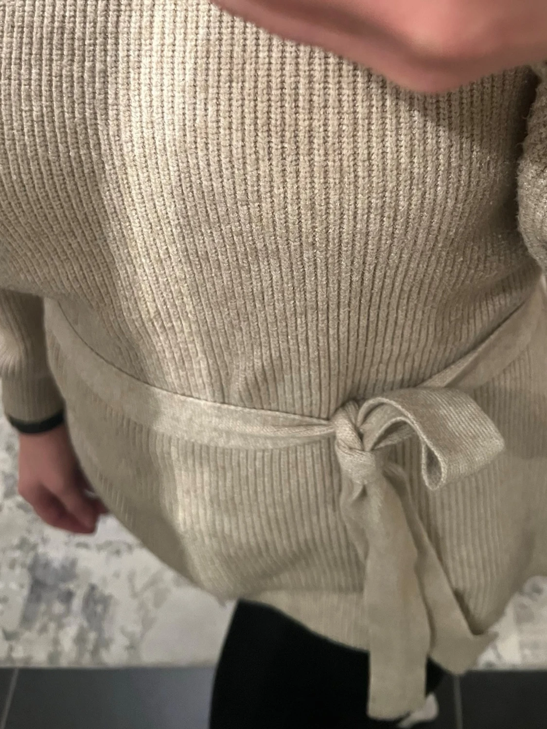 Beige stickad tröja med knytskärp - 3