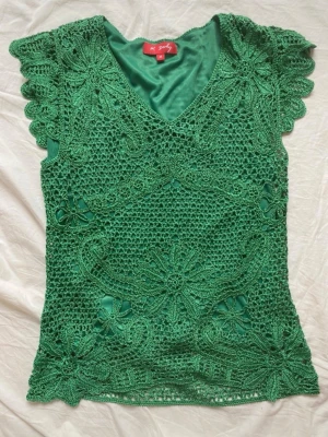 Grön glittrig topp - Superfin glittrig tröja, köpt från Sellpy men aldrig använt den själv. Jag tycker verkligen den är så fin men den kommer tyvärr inte till användning. Normal i storleken.